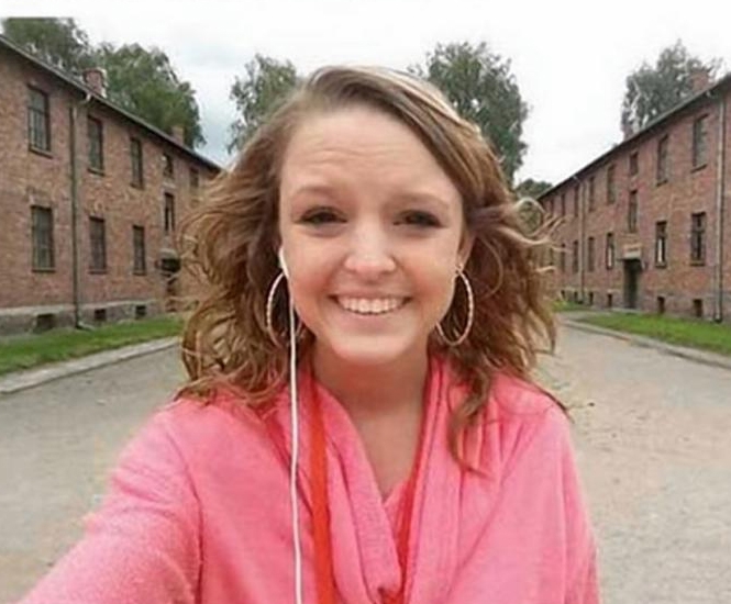 Joven causó polémica al publicar selfie en campo nazi