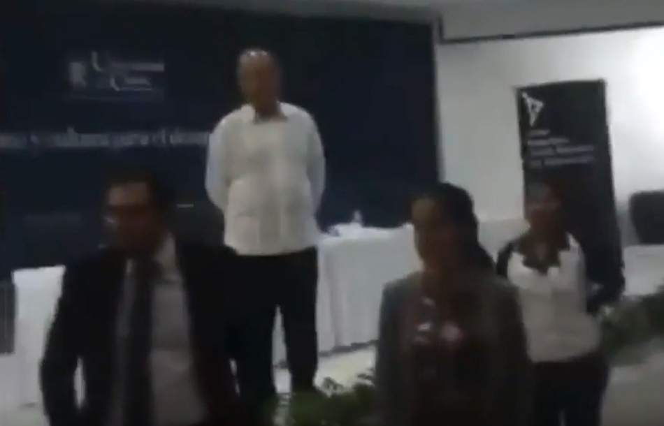 Hablaba mal de Venezuela y gritan “asesino” a Calderón en Cancún