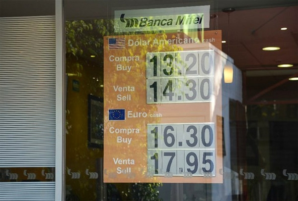 Gobierno inyecta 200 mdd para detener caída del peso
