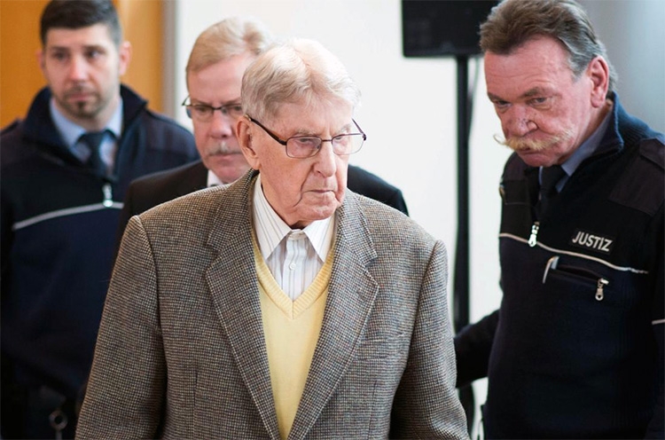 A los 94 años, ex guardia Auschwitz es condenado a prisión