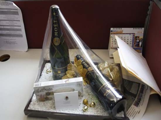 Líder del SNTE Veracruz regala botellas de champagne de 3 mil pesos