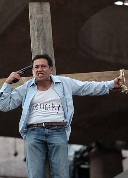 Ex empleado de Mexicana “se crucifica” por pagos pendientes