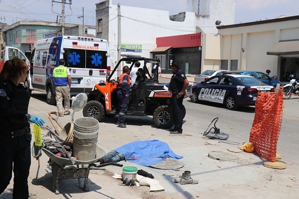 FOTOS: Muere empleado al interior de una alcantarilla en la colonia Esmeralda