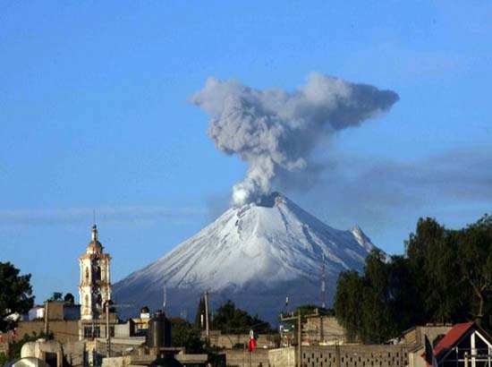 Popocatépetl causa ligera lluvia de ceniza en el Estado de México