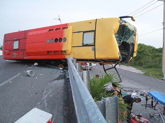 Chofer abandona a turistas tras volcar autobús en Cancún
