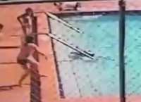 VIDEO: Niños sobreviven a electrocutarse en alberca