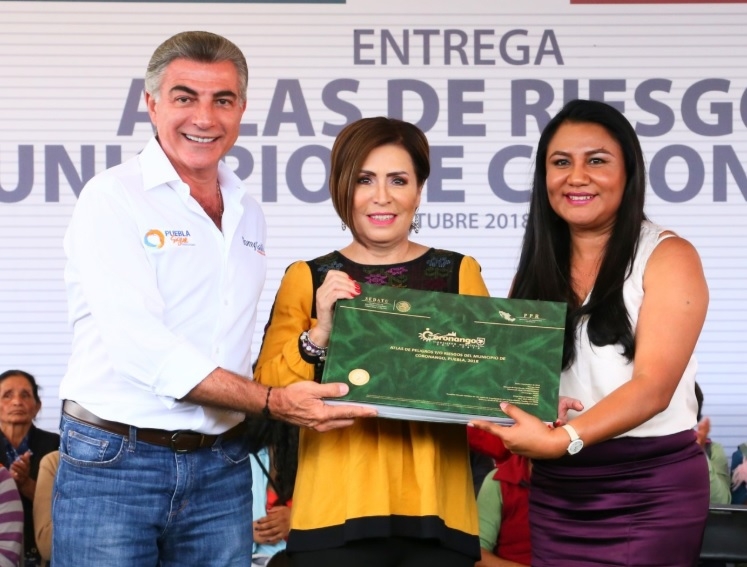 Rosario Robles y Tony Gali entregan Atlas de Riesgos y obras en Coronango