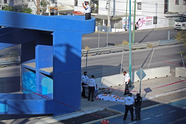 Ciclista muere al caer del puente peatonal del Periférico, frente a San Bartolo