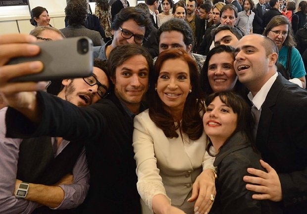 Gael García toma selfie con presidenta de Argentina