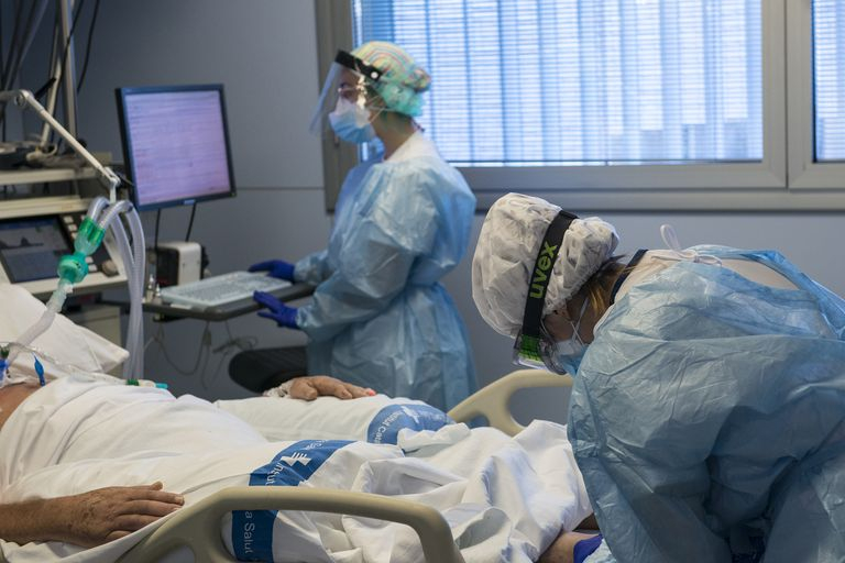 Al menos 400 mil pesos cuesta tratamiento COVID en hospitales privados