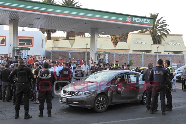 Se registró trifulca entre taxistas y conductor en el Bulevar 5 de Mayo