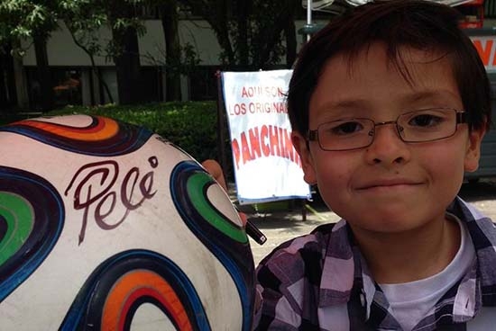 Niño hace lo imposible por un autógrafo de Pelé