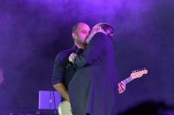 VIDEO: Miguel Bosé besó a guitarrista al ritmo de Amante Bandido