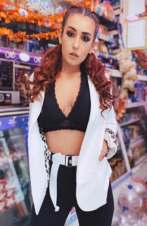 Hija de Niurka posó sexy en tina de baño