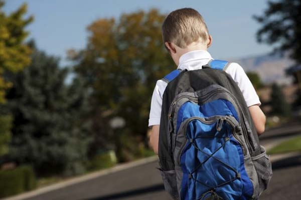 ¡Cuidado con el peso que tu hijo carga en la mochila!