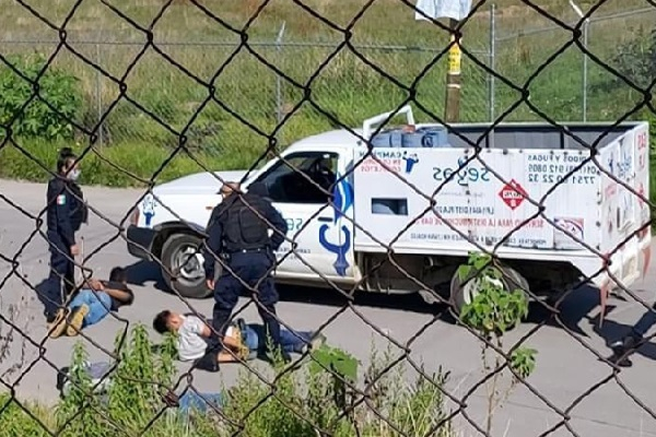 Roban camioneta con tanques de gas y detienen a ladrones en Cuautlancingo