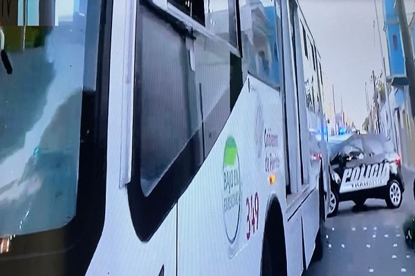 Unidad de RUTA colisiona contra vehículo en el Barrio de Santa Anita