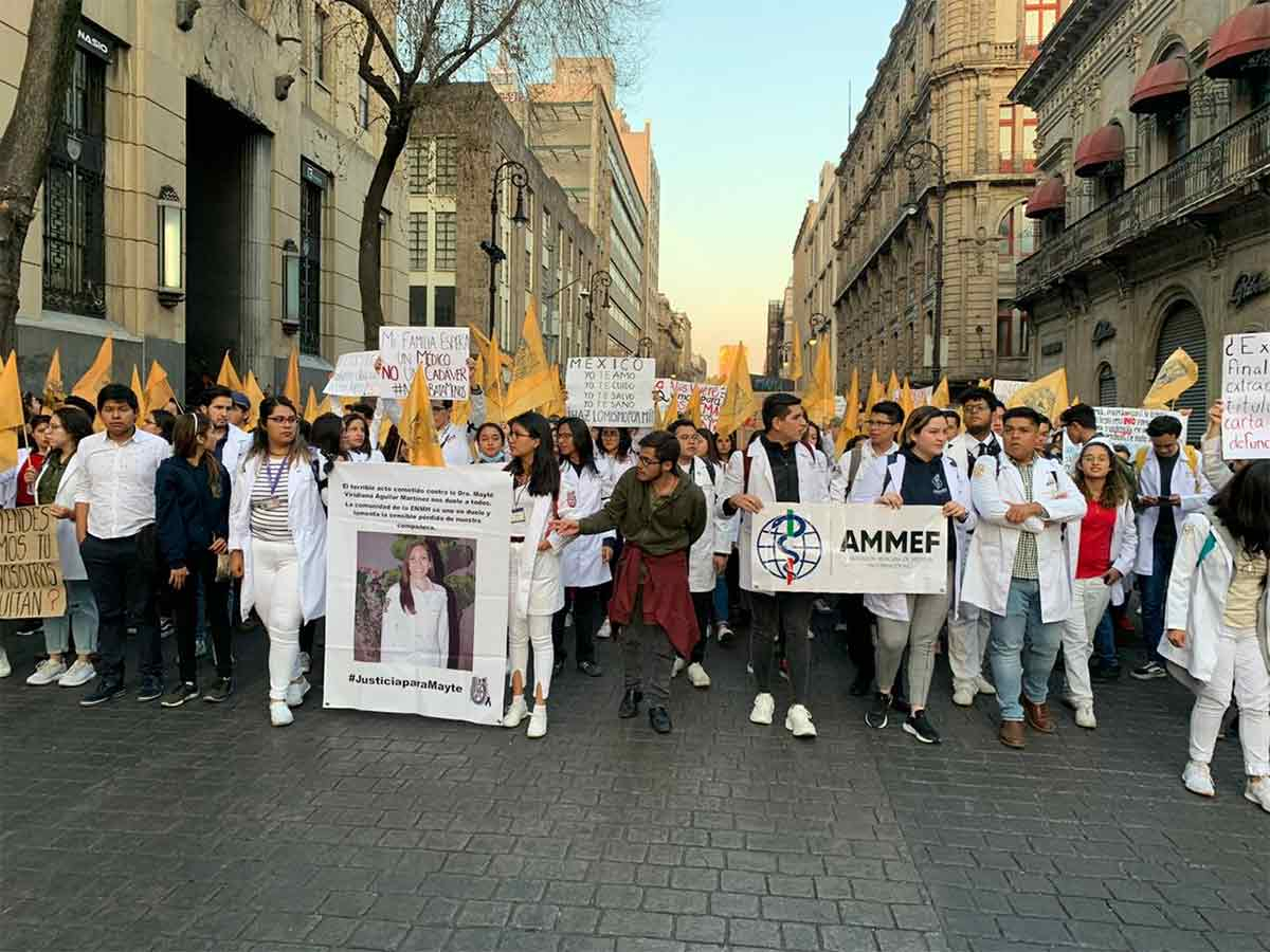 Estudiantes de Medicina de CDMX protestan en Palacio Nacional por homicidios de Huejotzingo