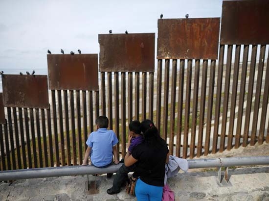 Muro “completo” y visas “por méritos”, propone Trump en su plan de reforma migratoria