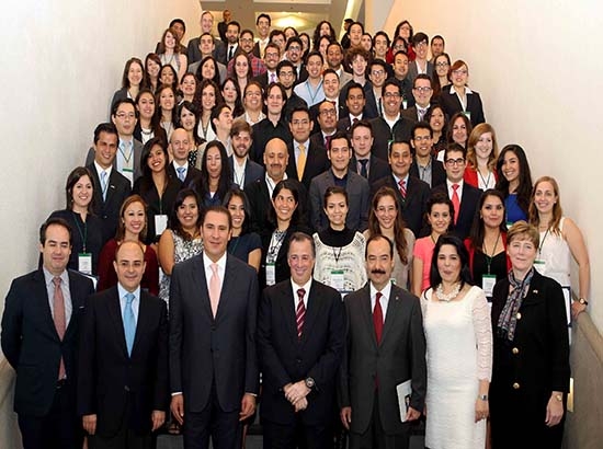 Dos poblanas becarias Fulbright-García Robles se van a EU