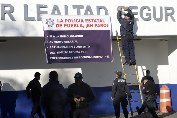 Aumento salarial de dos dígitos propone Barbosa a policías estatales