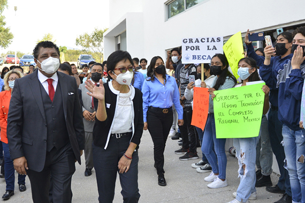 BUAP entrega routers a estudiantes de complejos regionales