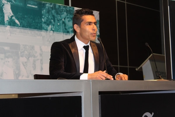 Oswaldo Sánchez cuelga los guantes y anunció su retiro de las canchas