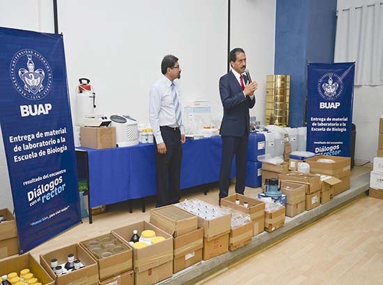 Rector de la BUAP entrega material de laboratorio a la Escuela de Biología