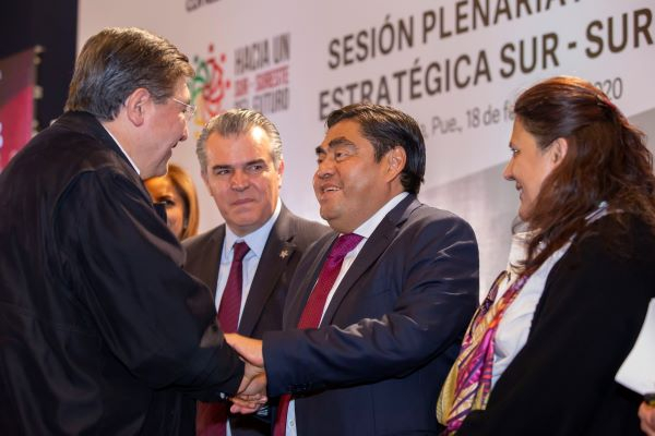 Barbosa anuncia aeropuerto de carga para Puebla