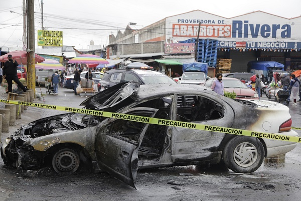 Vehículo se incendia en zona de venta de la Central de Abasto