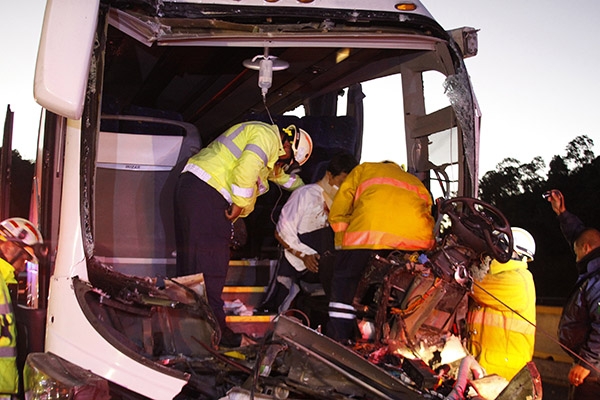 Choque de autobús de Estrella Roja deja 20 lesionados en la México-Puebla