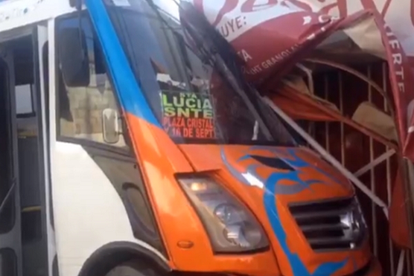 Transporte público se impactó contra restaurante en La Noria