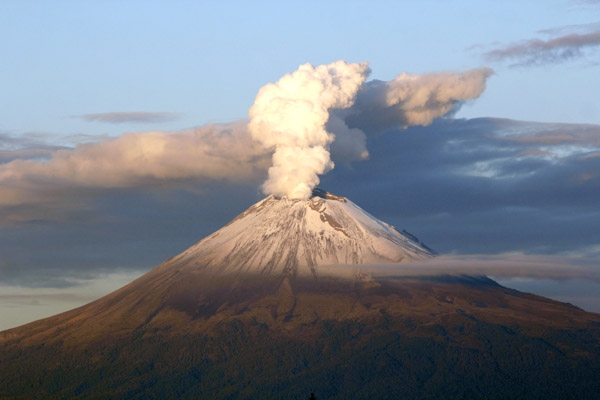 Popocatépetl con 109 exhalaciones y la emisión continua de vapor