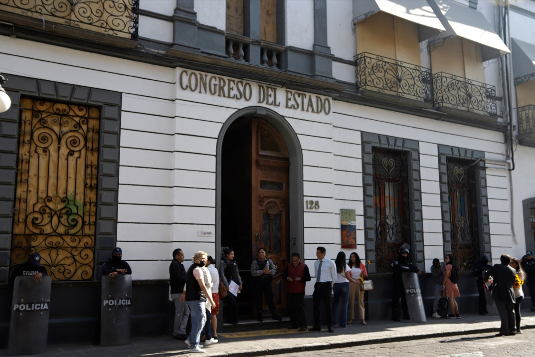 Protegen sede del Congreso de Puebla ante marchas del 8M