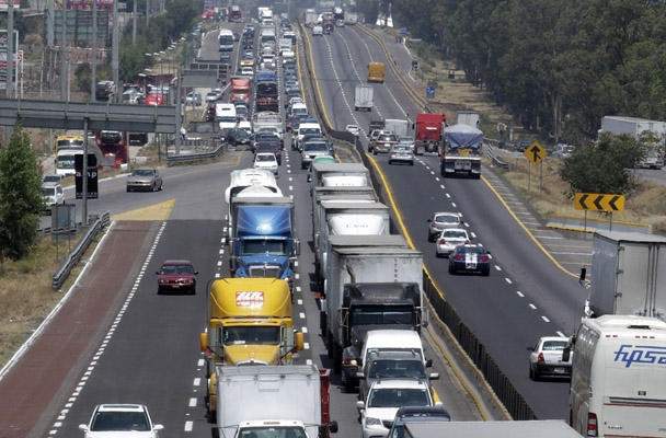 Obras en ambos extremos de la autopista: segundo piso en Puebla, Metro en Edomex