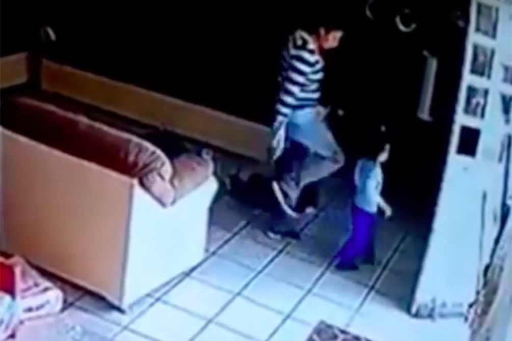 Prófuga, niñera acusada de golpear a dos gemelos en Tlaxcala