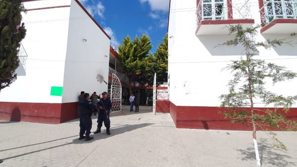 Con blindaje de la policía estatal, reabren presidencia de Amozoc