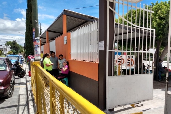 A punta de pistola roban 25 mil pesos a padres en escuela primaria de Tehuacán