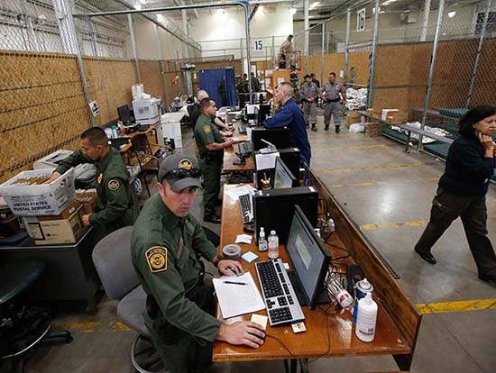 EU envío de migrantes de Texas a California