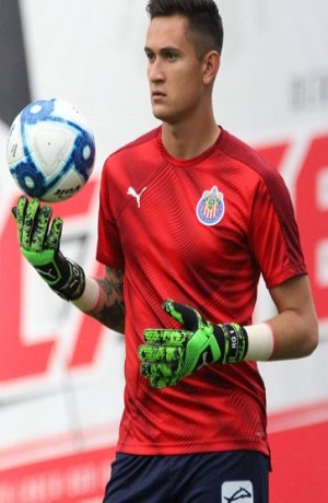 Raúl Gudiño analiza seguir en Chivas; inicia pláticas con la directiva