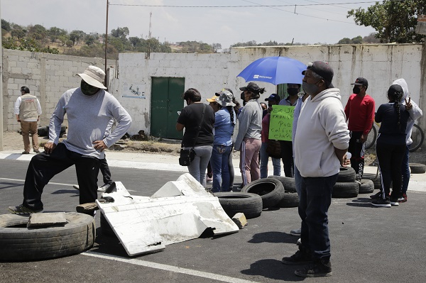 Vecinos de la colonia Fundadores cierran paso a Clavijero, piden servicio de la Ruta 23A