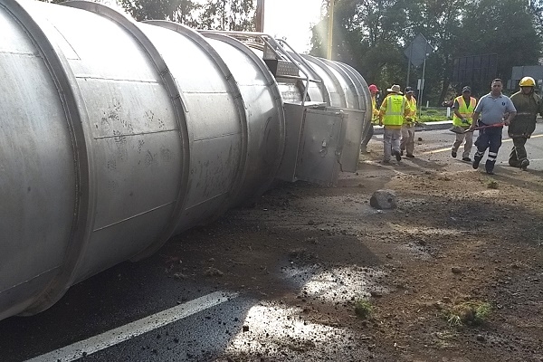 Dos lesionados dejó volcadura de pipa en la autopista México-Puebla