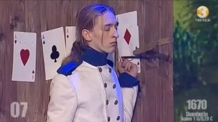 VIDEO: Lanzador de cuchillos casi mata a ayudante en show de televisión