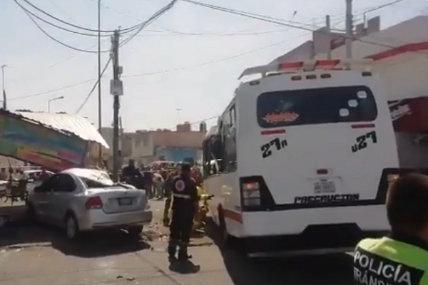 Ebrio provocó volcadura de un microbús Ruta 27A; hay 17 heridos