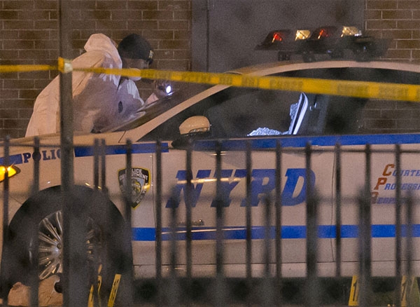 Ejecutan a policías en NY en represalia por muerte de afroamericanos