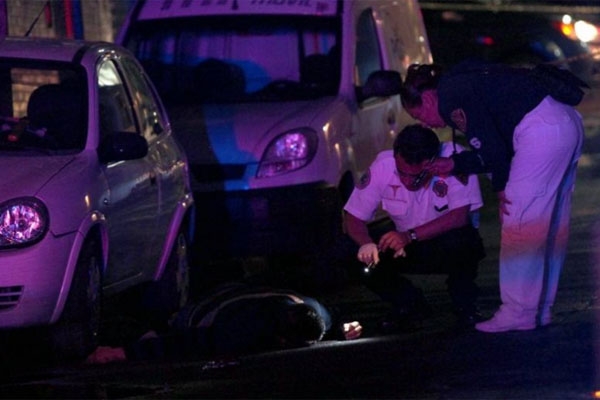 Pasajero mata a balazos a dos ladrones en autobús del DF