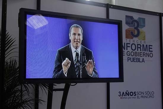 Moreno Valle libra sanción del IFE por difusión de su tercer informe