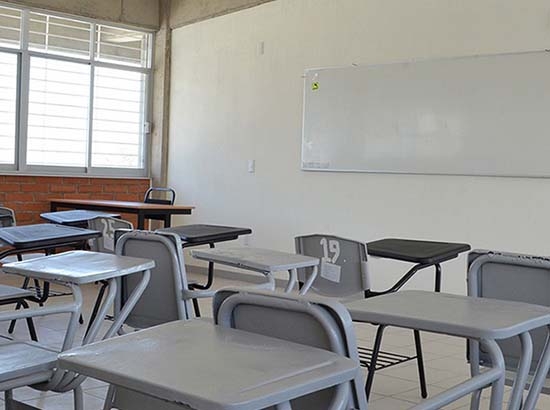 Maestro travesti pone en jaque a secundaria de Zapopan