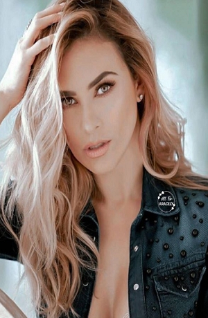Aracely Arámbula cautivó con sexy postal en redes sociales