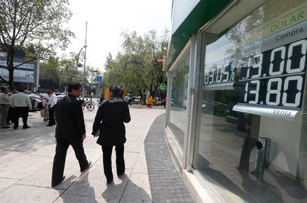 Peso suma depreciación del 4.1% frente al dólar en 2014